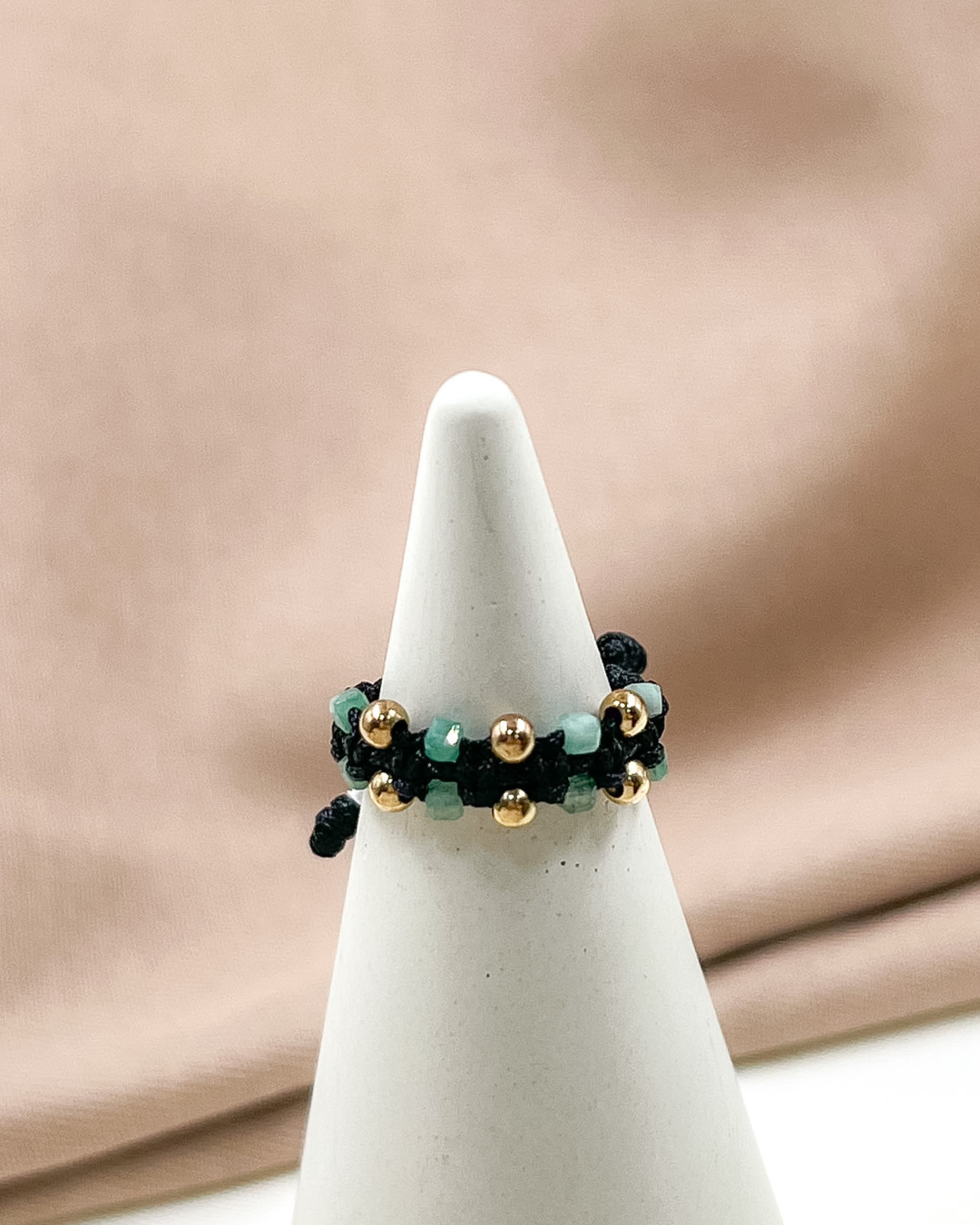 Anillo Tejido con Morralla de Esmeralda - AN1