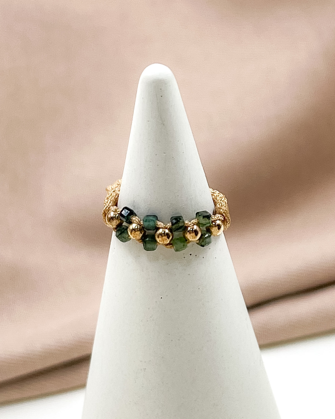 Anillo Tejido Tres Carriles con Morralla de Esmeralda - AN5