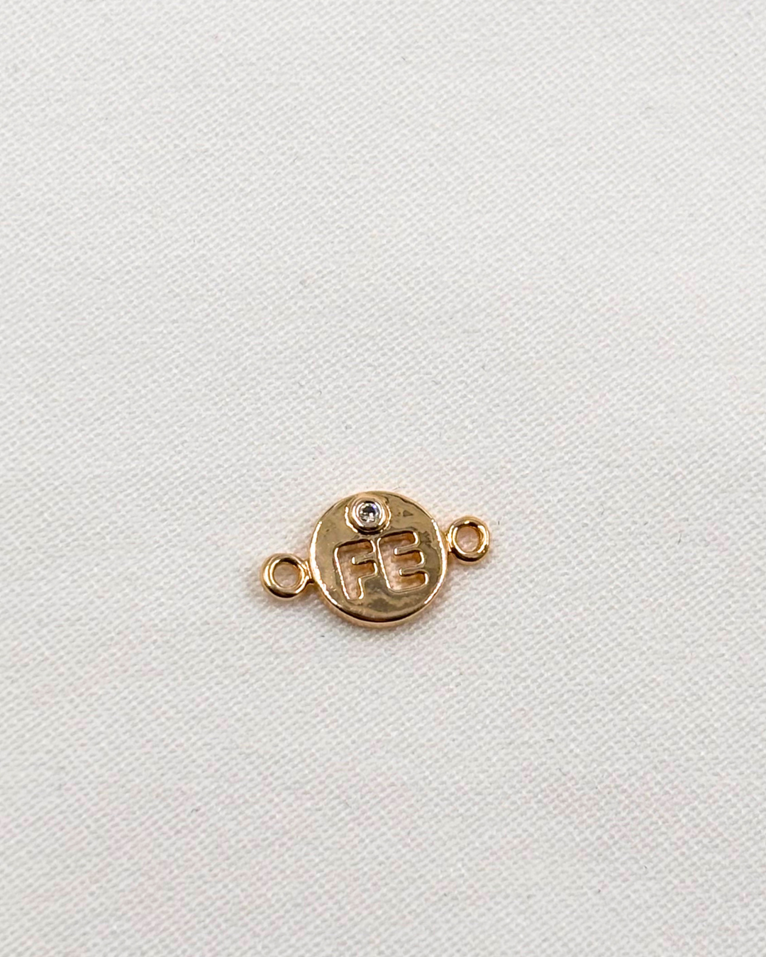Dije Medalla FE Conector Circonia - Oro Laminado