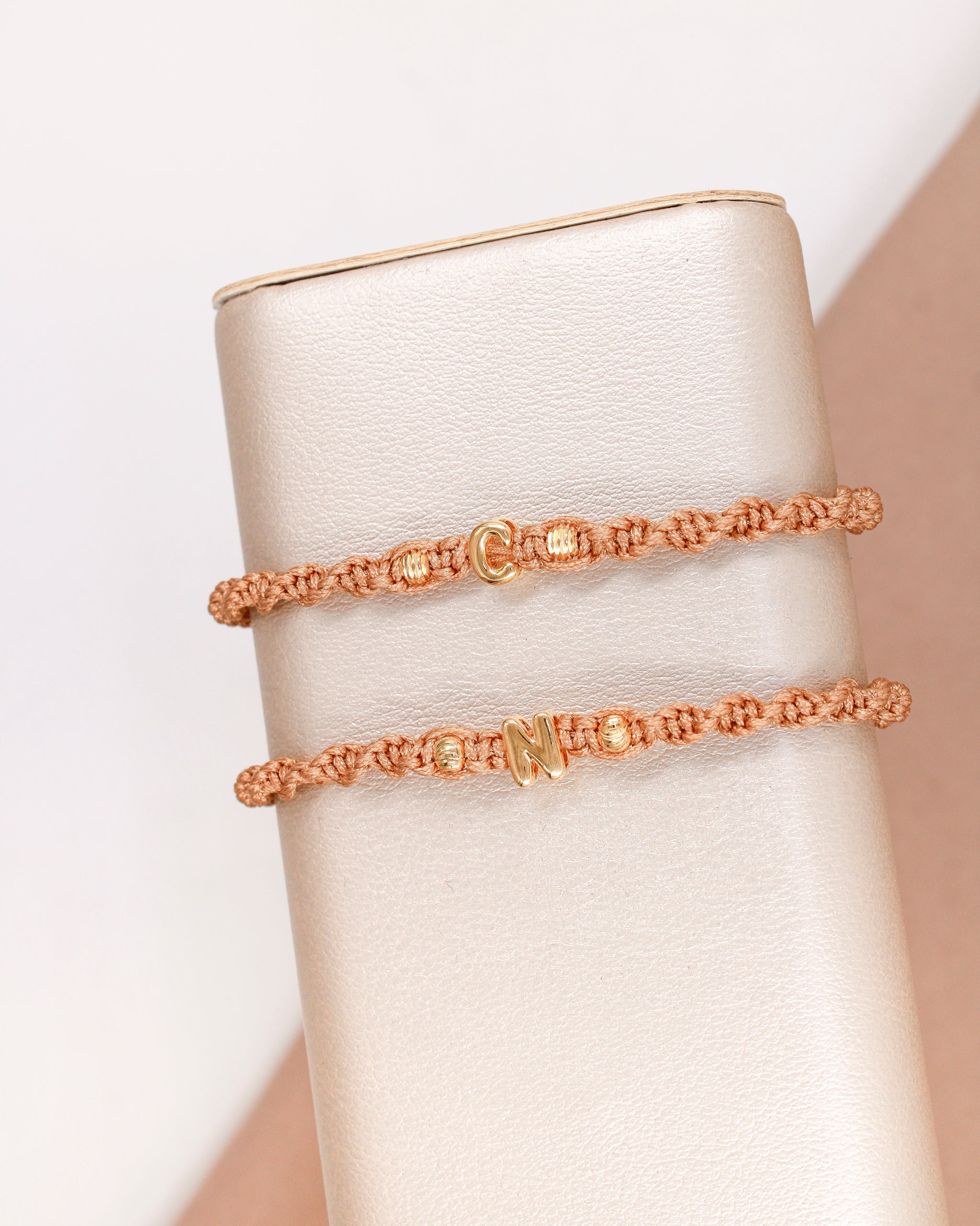 Pulsera Tejida con Inicial Personalizada – PUL22