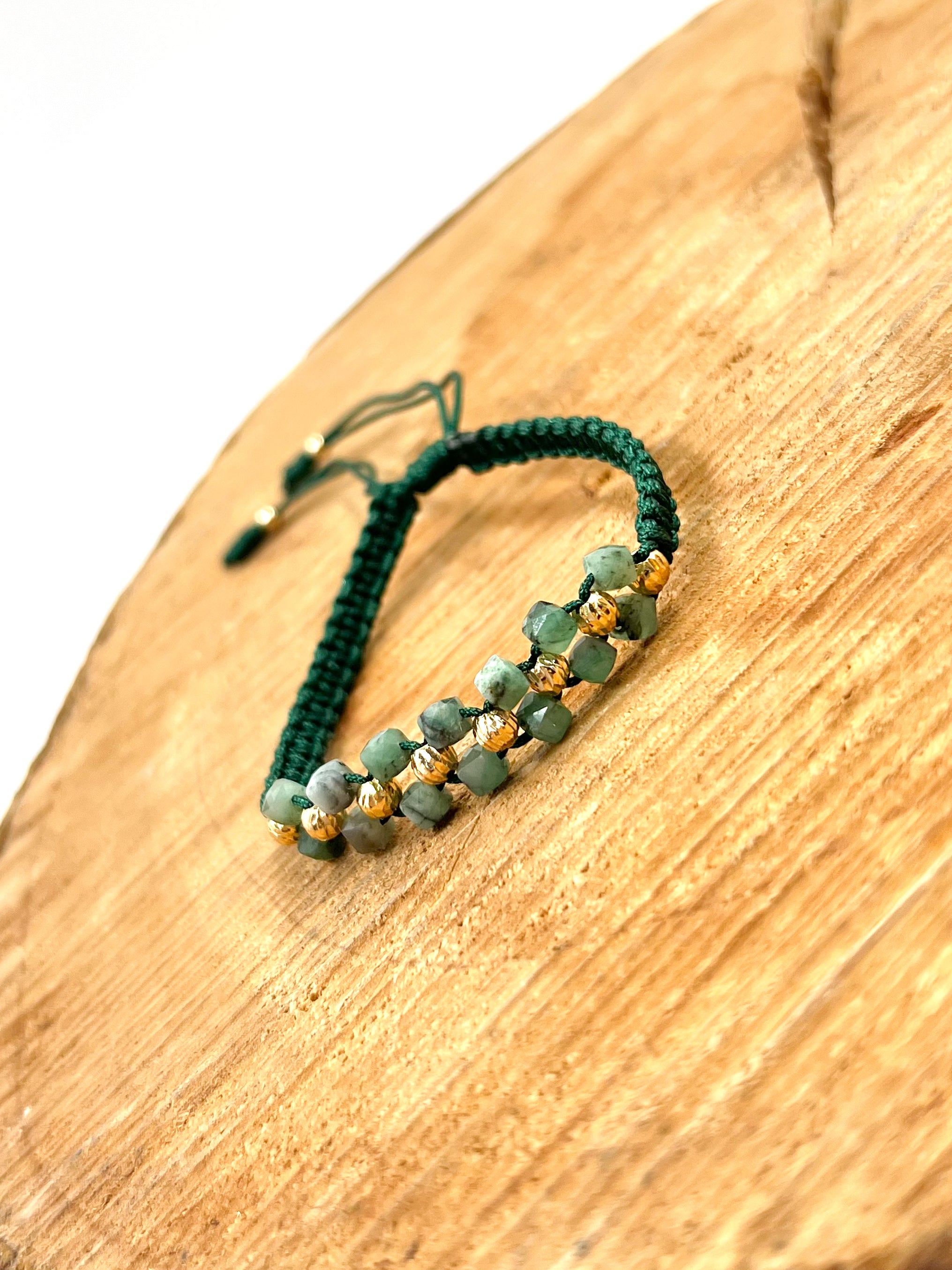 PUL214 Pulsera con murralla de esmeralda y oro laminado 18k